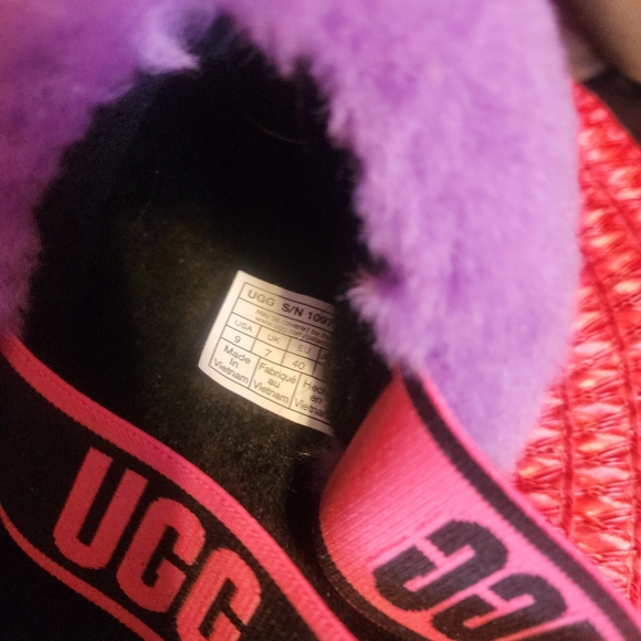 New UGG FLUFF YEAH Plush Slippers Slides size 9 Black/Taffy Pink - Picture 2 of 5